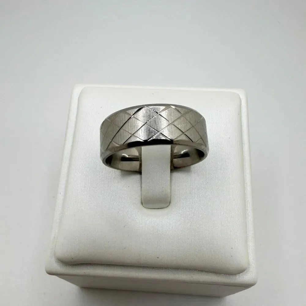 Size 9, Silver tone‎ metal with diamond criss-cross etching wedding band/ring!